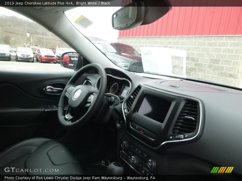Bright White / Black 2019 Jeep Cherokee Latitude Plus 4x4