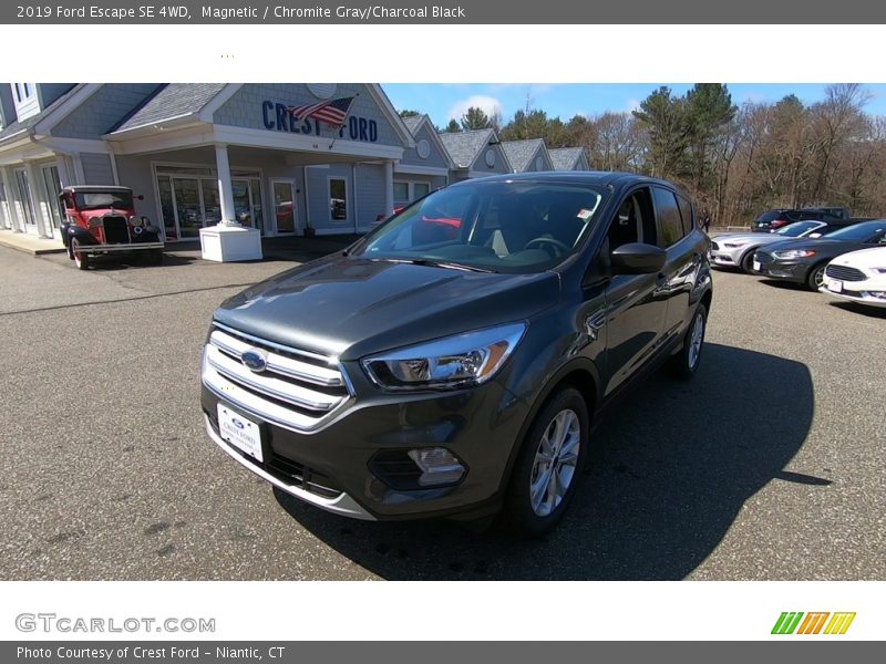 Magnetic / Chromite Gray/Charcoal Black 2019 Ford Escape SE 4WD