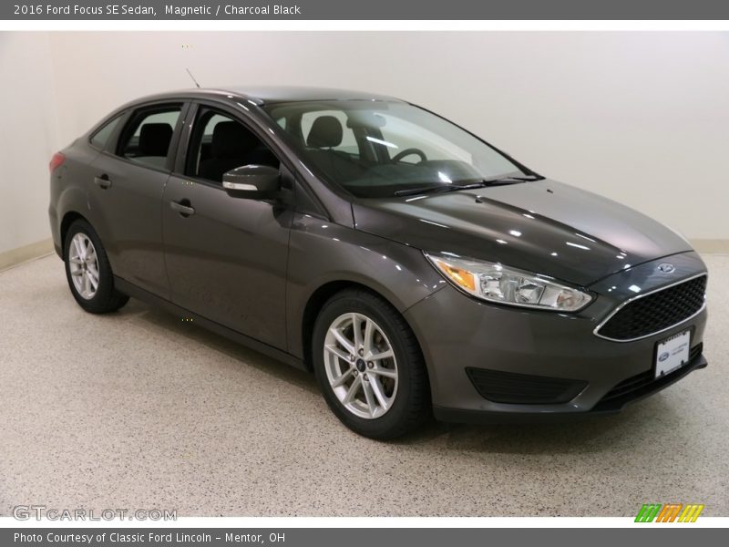 Magnetic / Charcoal Black 2016 Ford Focus SE Sedan
