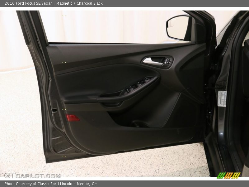 Magnetic / Charcoal Black 2016 Ford Focus SE Sedan
