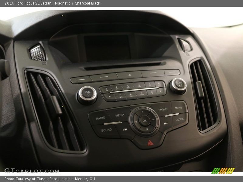 Magnetic / Charcoal Black 2016 Ford Focus SE Sedan