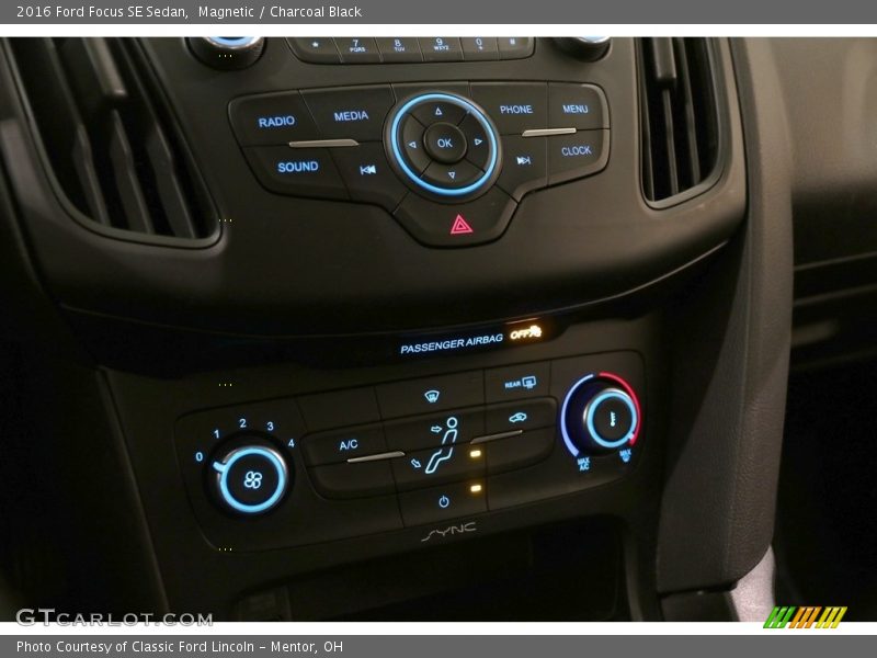 Magnetic / Charcoal Black 2016 Ford Focus SE Sedan