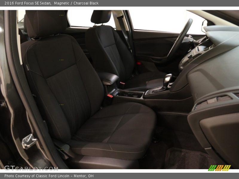 Magnetic / Charcoal Black 2016 Ford Focus SE Sedan