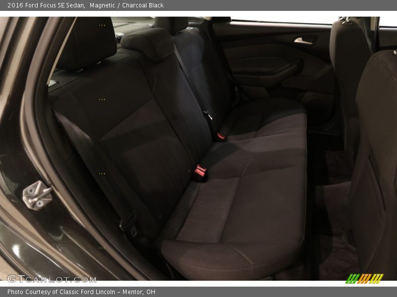 Magnetic / Charcoal Black 2016 Ford Focus SE Sedan