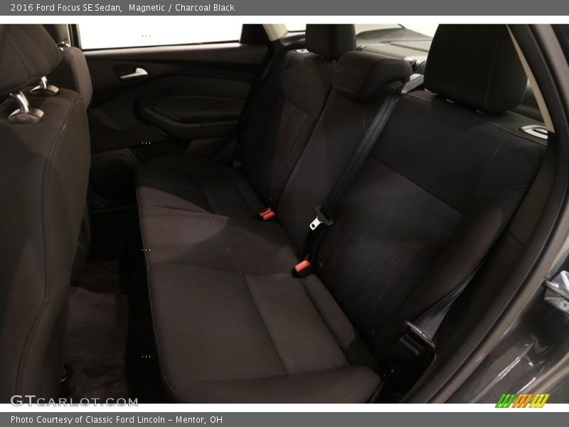 Magnetic / Charcoal Black 2016 Ford Focus SE Sedan