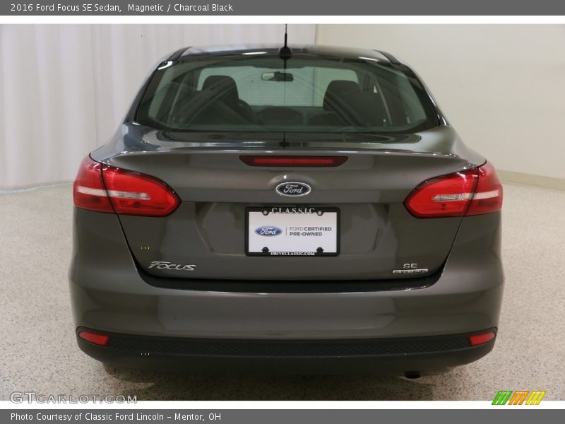 Magnetic / Charcoal Black 2016 Ford Focus SE Sedan