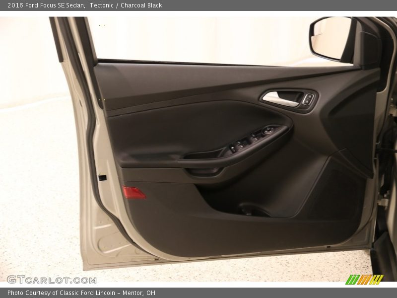 Tectonic / Charcoal Black 2016 Ford Focus SE Sedan