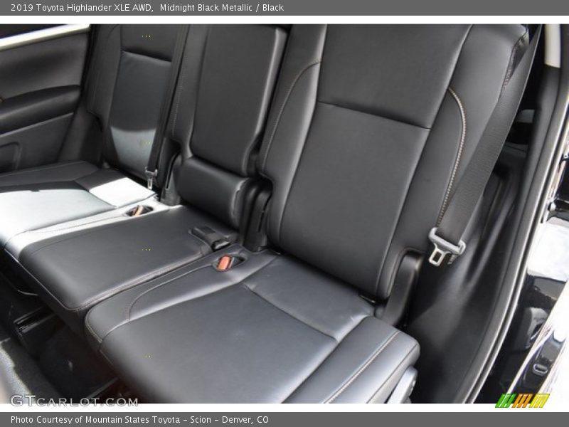 Midnight Black Metallic / Black 2019 Toyota Highlander XLE AWD