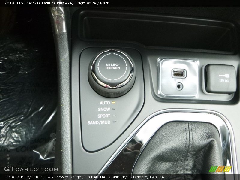 Bright White / Black 2019 Jeep Cherokee Latitude Plus 4x4
