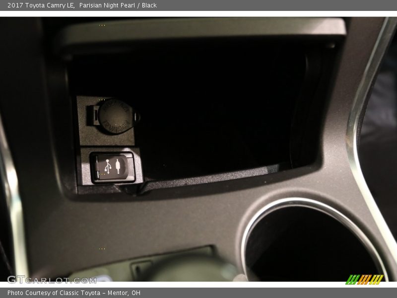 Parisian Night Pearl / Black 2017 Toyota Camry LE