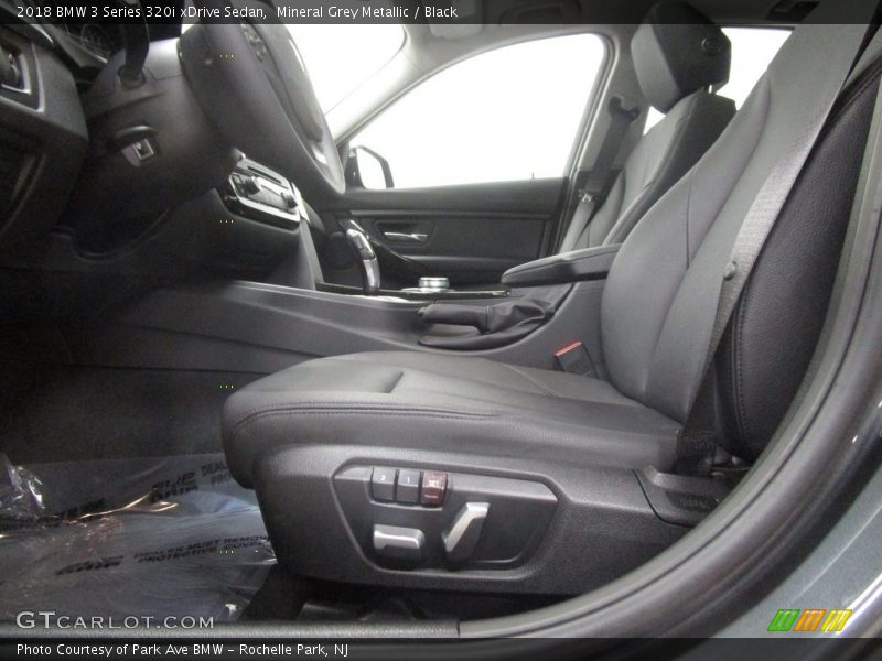 Mineral Grey Metallic / Black 2018 BMW 3 Series 320i xDrive Sedan
