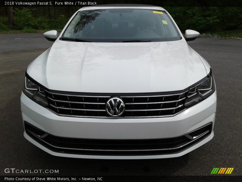 Pure White / Titan Black 2018 Volkswagen Passat S