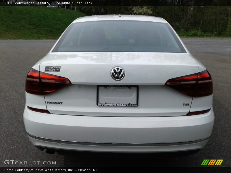 Pure White / Titan Black 2018 Volkswagen Passat S