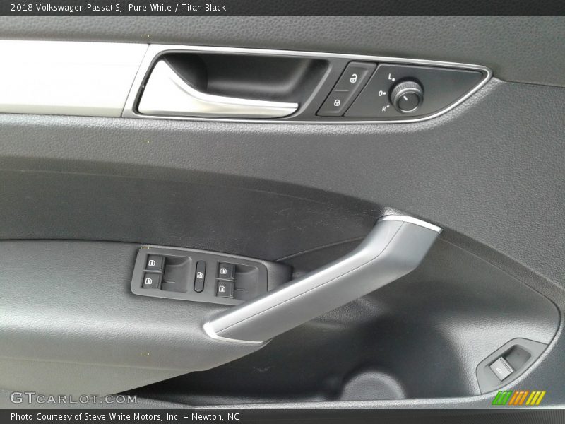 Pure White / Titan Black 2018 Volkswagen Passat S