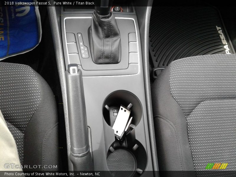 Pure White / Titan Black 2018 Volkswagen Passat S