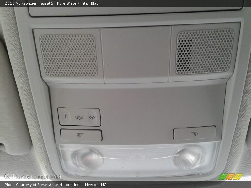 Pure White / Titan Black 2018 Volkswagen Passat S