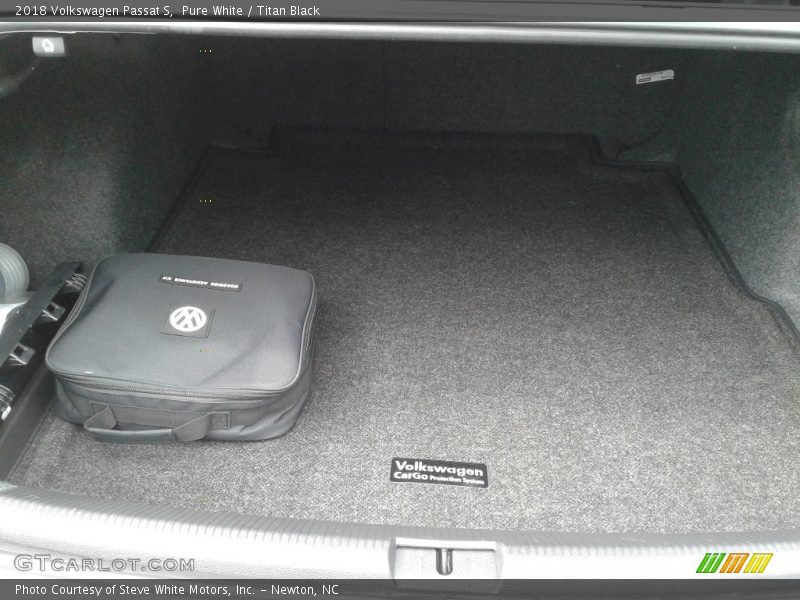 Pure White / Titan Black 2018 Volkswagen Passat S