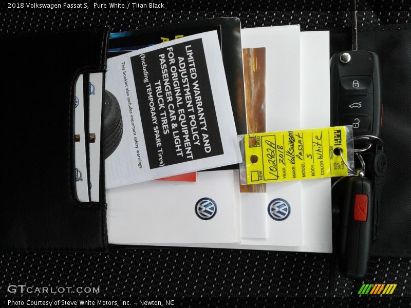 Pure White / Titan Black 2018 Volkswagen Passat S