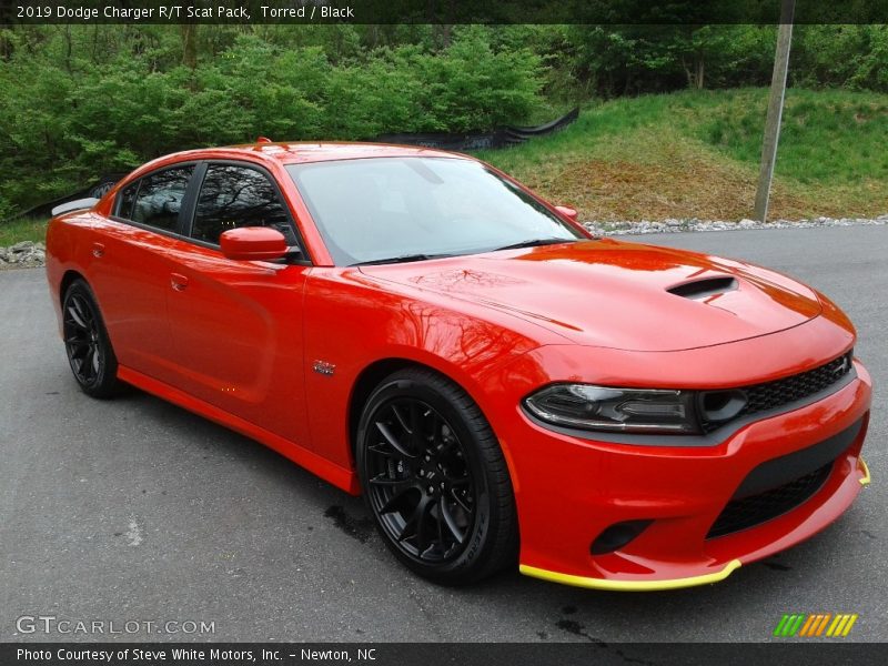 Front 3/4 View of 2019 Charger R/T Scat Pack