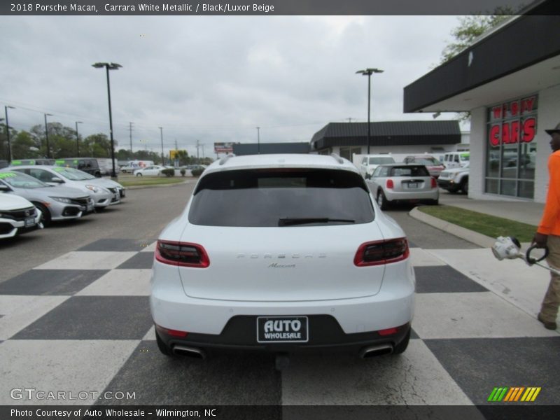 Carrara White Metallic / Black/Luxor Beige 2018 Porsche Macan