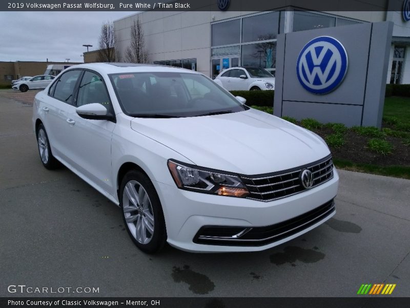 Front 3/4 View of 2019 Passat Wolfsburg