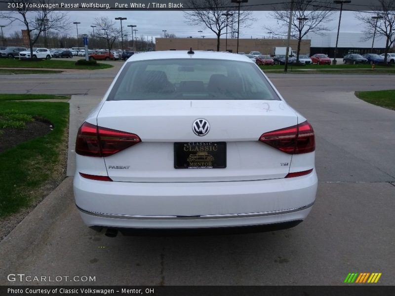 Pure White / Titan Black 2019 Volkswagen Passat Wolfsburg