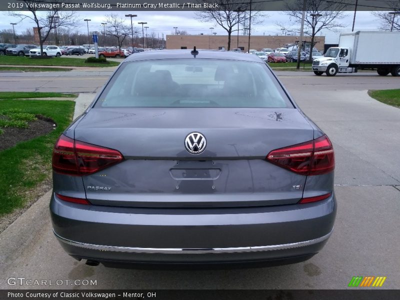 Platinum Gray Metallic / Titan Black 2019 Volkswagen Passat Wolfsburg