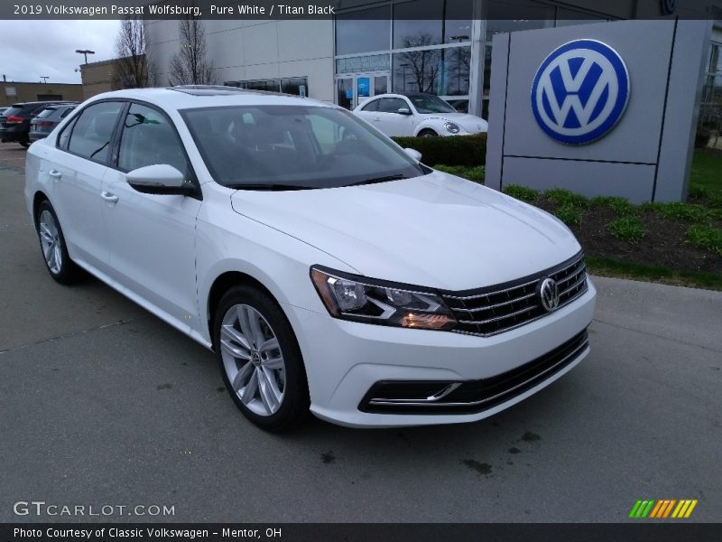 Front 3/4 View of 2019 Passat Wolfsburg