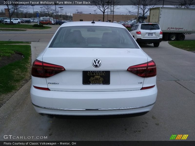 Pure White / Titan Black 2019 Volkswagen Passat Wolfsburg
