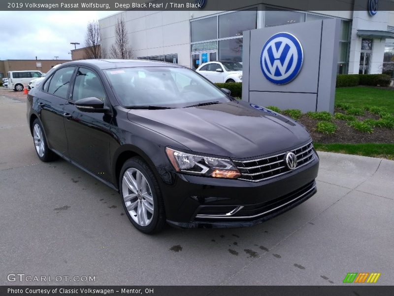 Front 3/4 View of 2019 Passat Wolfsburg