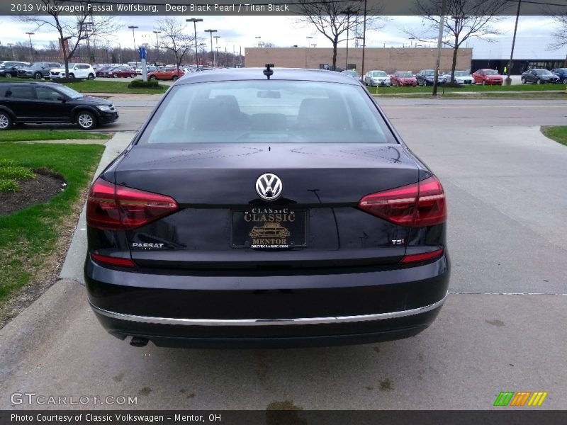 Deep Black Pearl / Titan Black 2019 Volkswagen Passat Wolfsburg