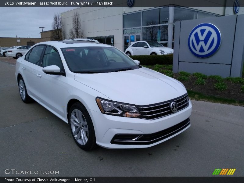Front 3/4 View of 2019 Passat Wolfsburg
