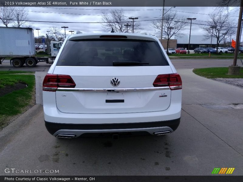 Pure White / Titan Black 2019 Volkswagen Atlas SE 4Motion