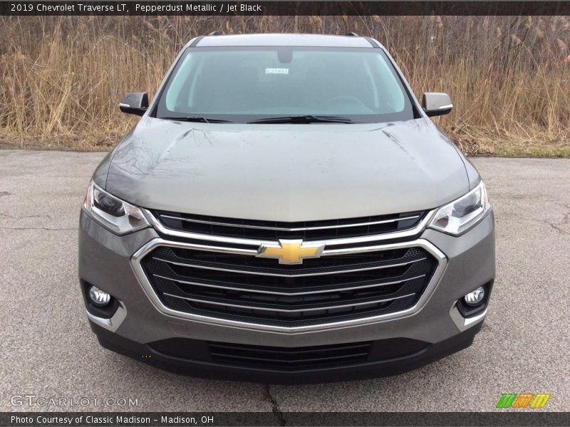 Pepperdust Metallic / Jet Black 2019 Chevrolet Traverse LT