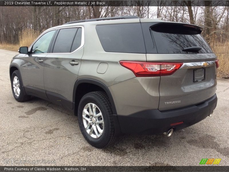 Pepperdust Metallic / Jet Black 2019 Chevrolet Traverse LT