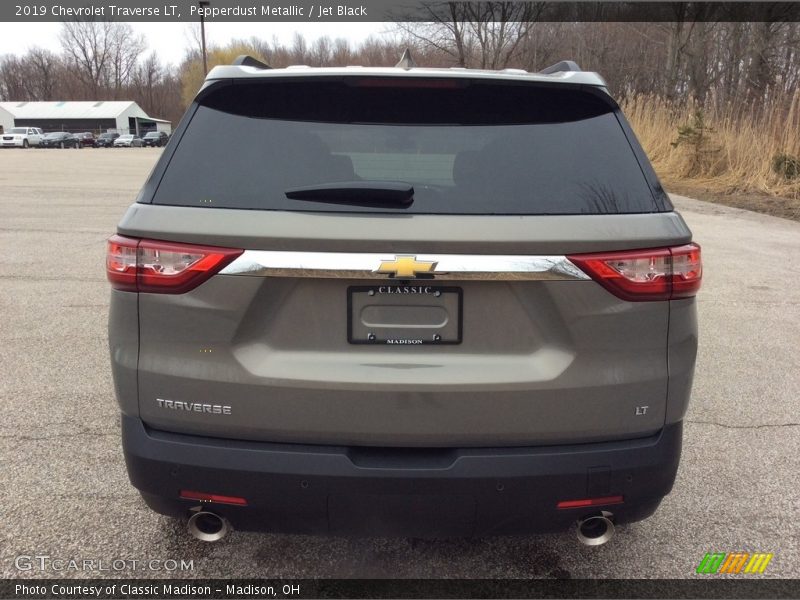 Pepperdust Metallic / Jet Black 2019 Chevrolet Traverse LT