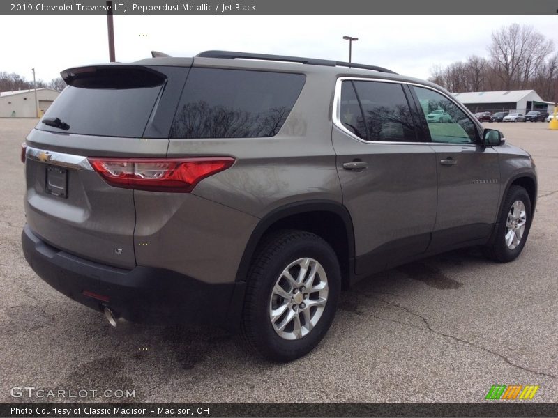 Pepperdust Metallic / Jet Black 2019 Chevrolet Traverse LT