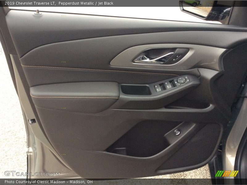 Pepperdust Metallic / Jet Black 2019 Chevrolet Traverse LT