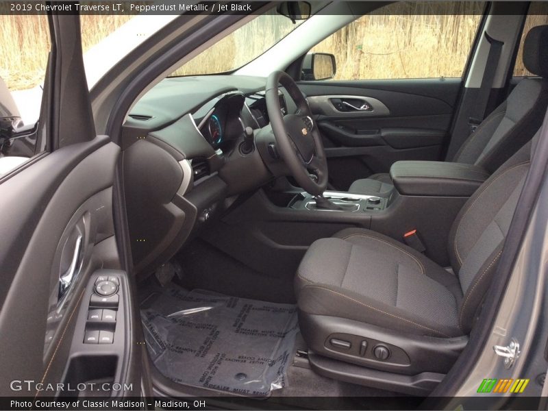 Pepperdust Metallic / Jet Black 2019 Chevrolet Traverse LT