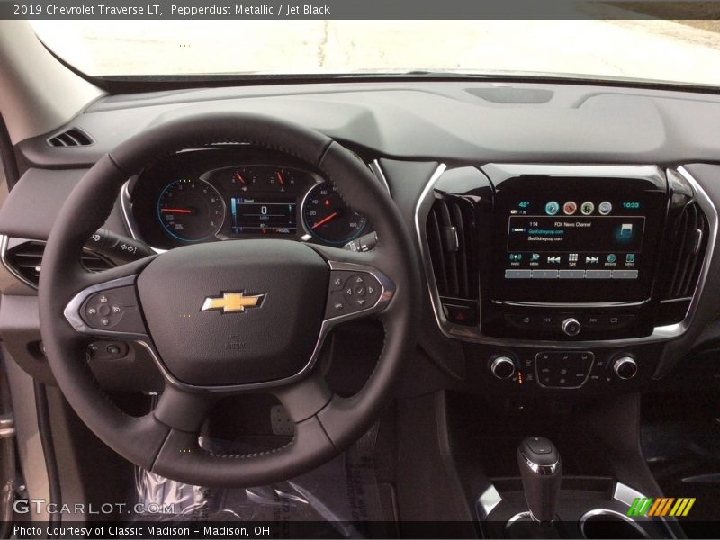 Pepperdust Metallic / Jet Black 2019 Chevrolet Traverse LT