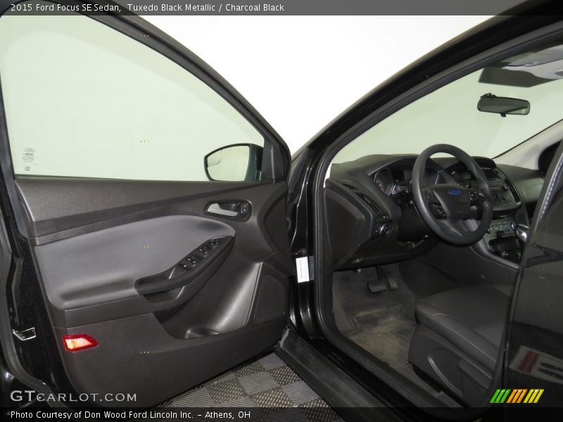 Tuxedo Black Metallic / Charcoal Black 2015 Ford Focus SE Sedan