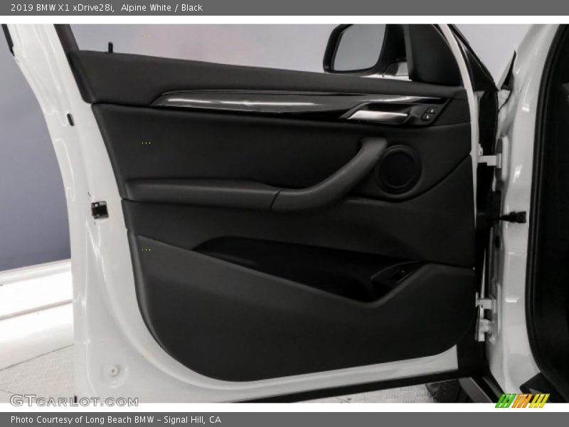 Alpine White / Black 2019 BMW X1 xDrive28i