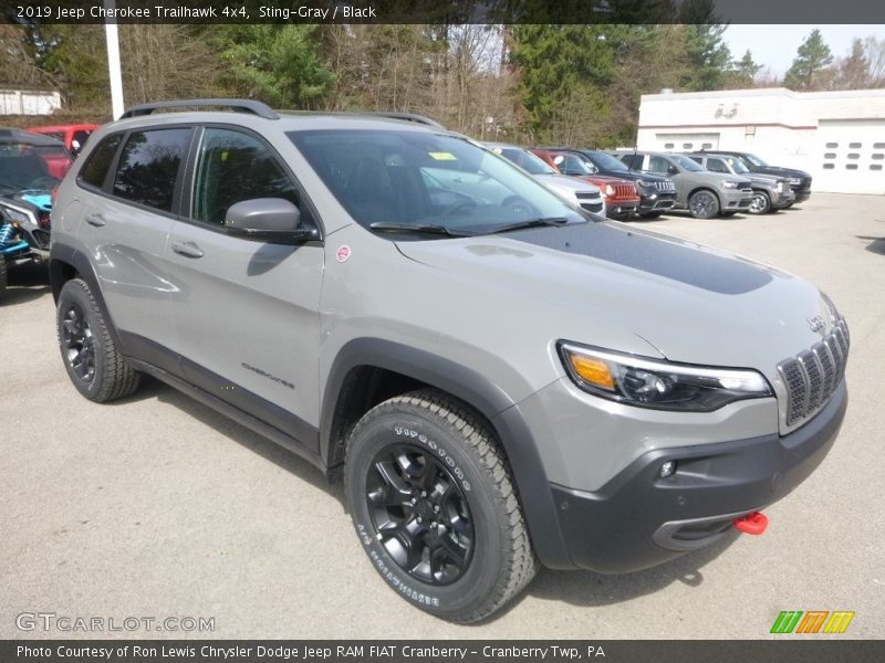 Front 3/4 View of 2019 Cherokee Trailhawk 4x4