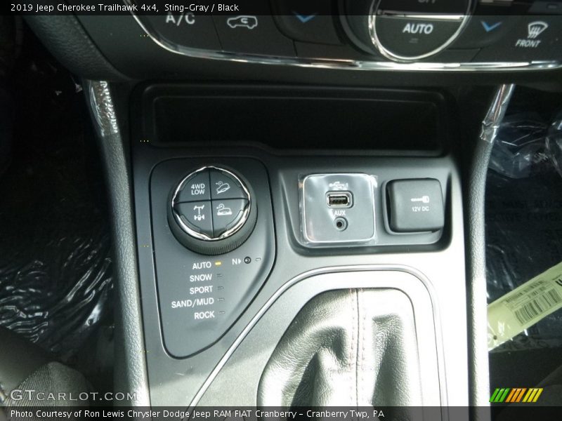 Sting-Gray / Black 2019 Jeep Cherokee Trailhawk 4x4