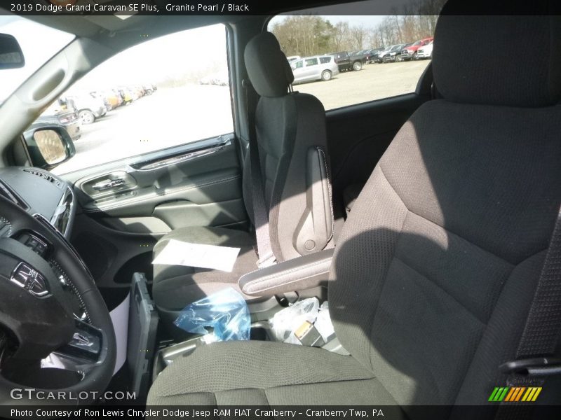 Granite Pearl / Black 2019 Dodge Grand Caravan SE Plus