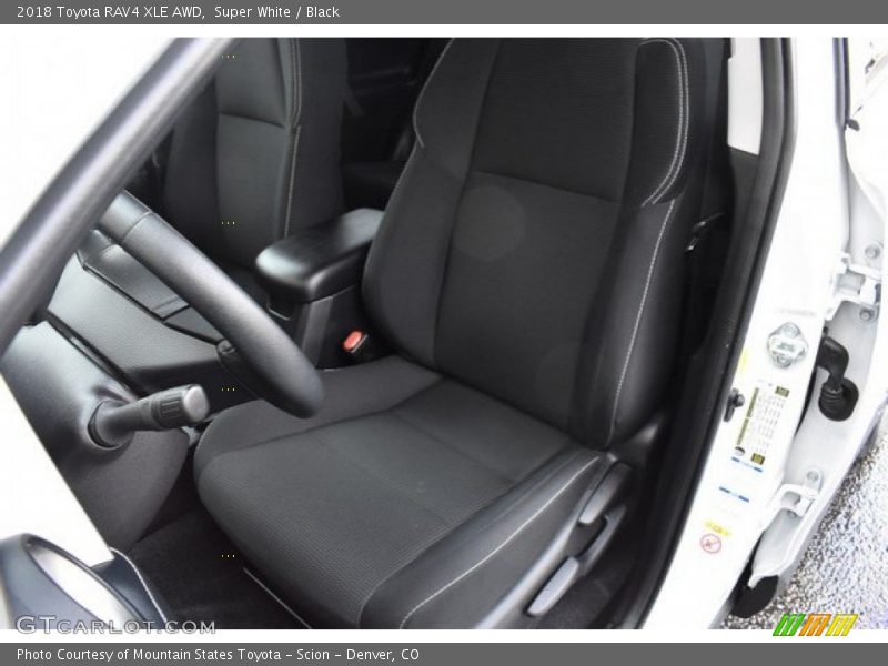 Super White / Black 2018 Toyota RAV4 XLE AWD