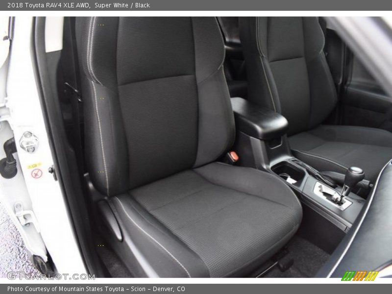 Super White / Black 2018 Toyota RAV4 XLE AWD