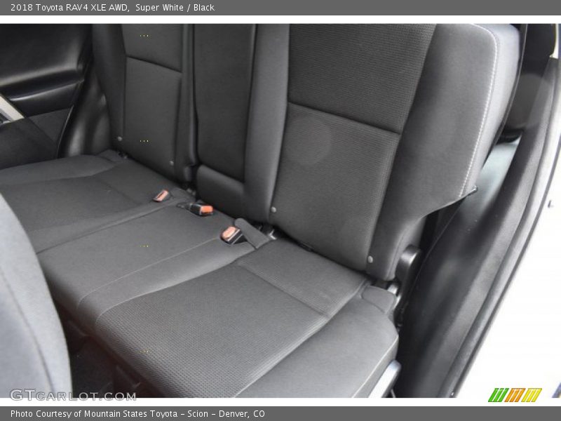 Super White / Black 2018 Toyota RAV4 XLE AWD