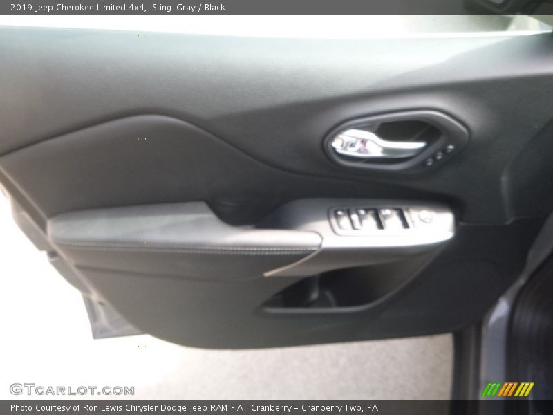 Sting-Gray / Black 2019 Jeep Cherokee Limited 4x4