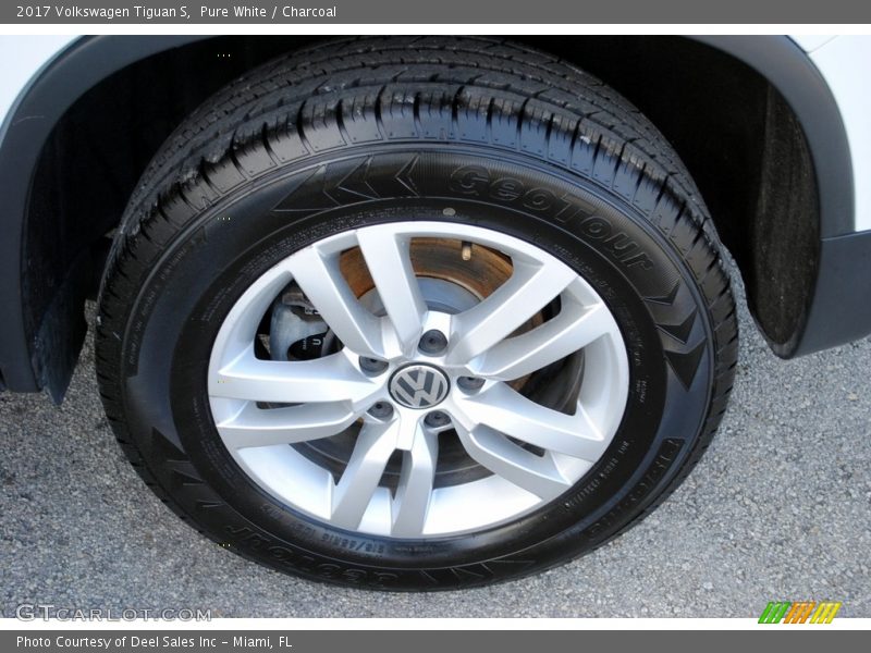 Pure White / Charcoal 2017 Volkswagen Tiguan S